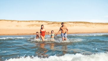 famille qui se baigne dans la mer