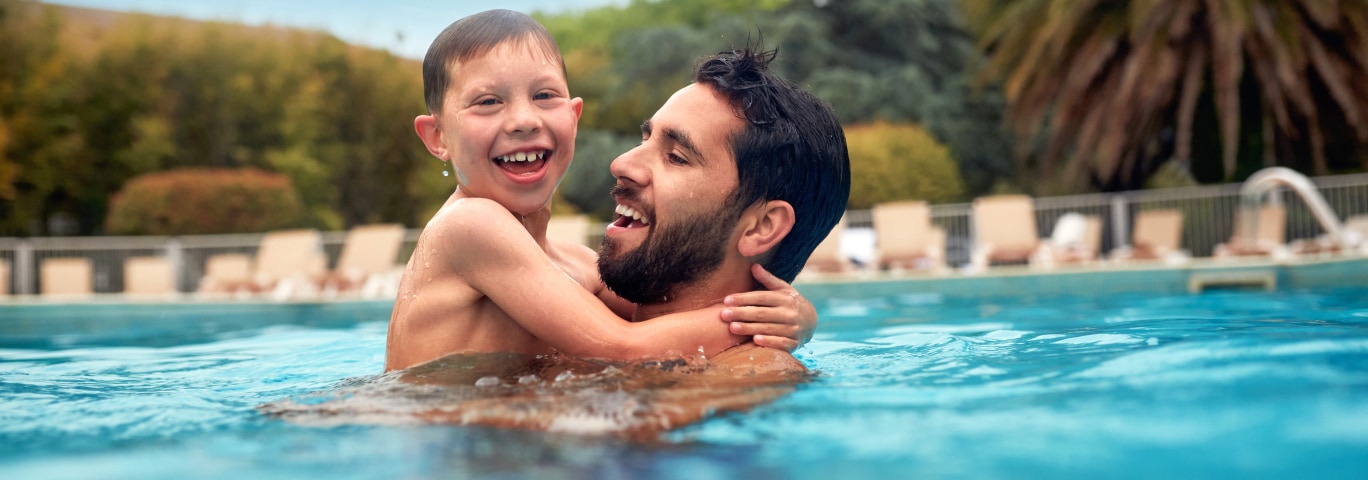 Homme et son fils dans une piscine