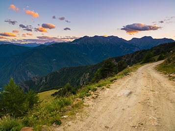 chemin de randonnées dans la montagne  pendant les vacances d'été